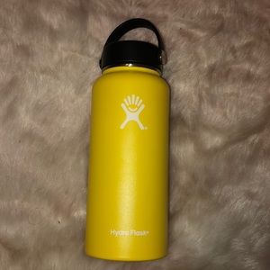 NWOT 32 oz yellow HydroFlask